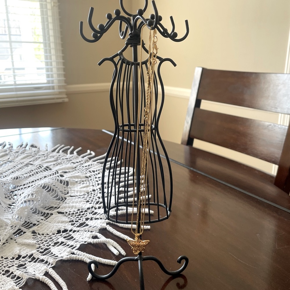 Jewelry hanger together with 2 necklaces